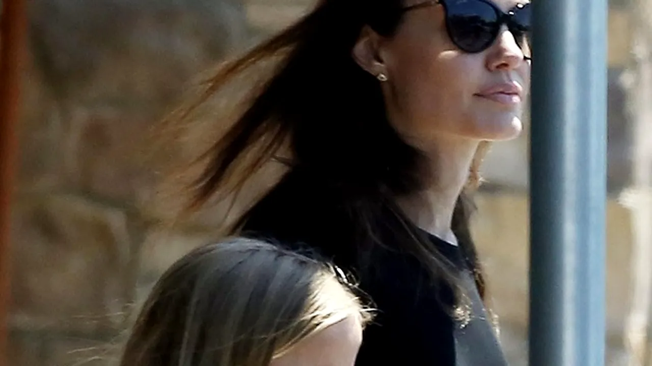 Angelina Jolie, la cumpărături alături de fiica sa, Vivienne. Actriţa a cumpărat o casă de 25 milioane dolari în Los Feliz, aproape de cea a lui Brad Pitt