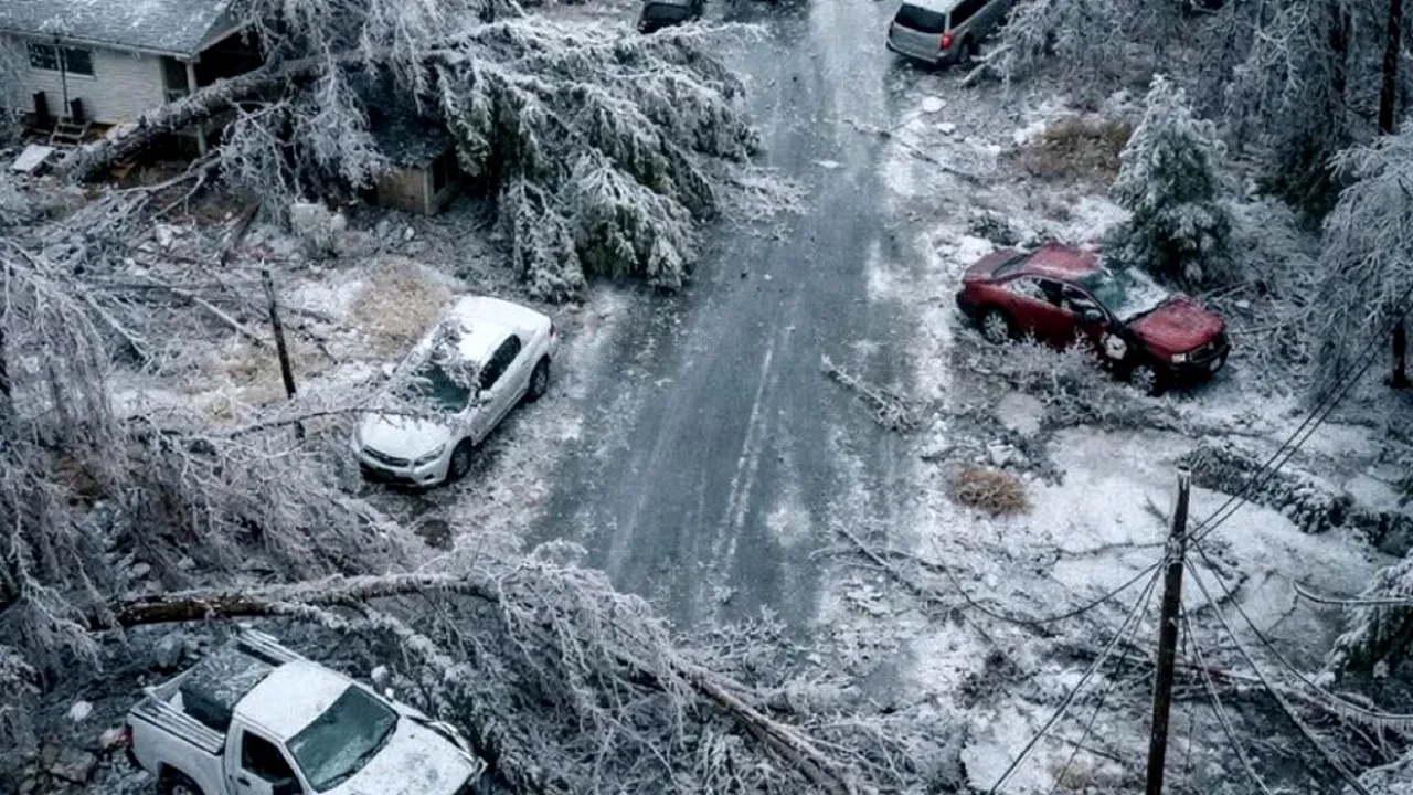 Vreme extremă în SUA: furtună de gheață și pene de curent masive