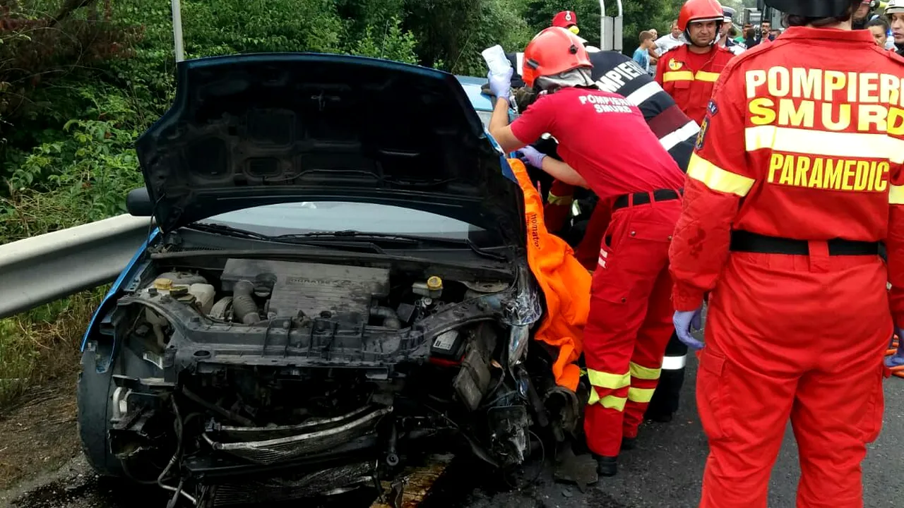 Accident pe DN1 Braşov - Sibiu: Trei persoane sunt rănite. Traficul este blocat pe ambele sensuri, în zona Bradu | FOTO