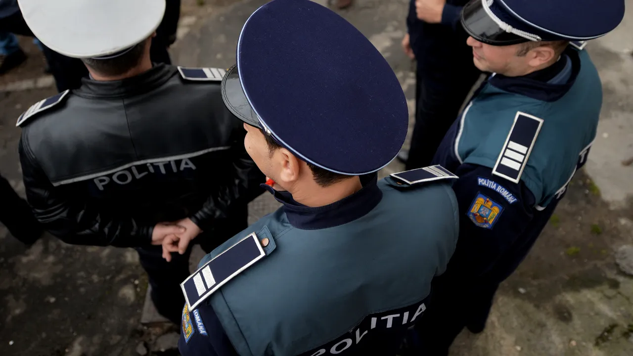 Peste 200 de poliţişti şi angajaţi din penitenciare protestează nemulţumiţi de subfinanţarea sistemului de ordine publică / MAI: Vom dezbate revendicările sindicaliştilor vineri
