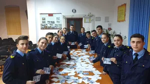 Elevii Colegiului Militar din Craiova le-au trimis scrisori şi felicitări militarilor din Afganistan. Mesagerul neobişnuit care a dus plicurile | FOTO