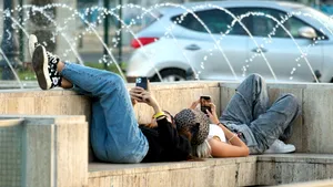 Utilizarea excesivă a rețelelor sociale afectează starea de bine a tinerilor, arată un raport