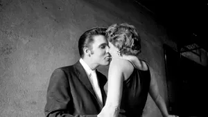Află cine este fata cu care se săruta Elvis Presley în celebra fotografie 