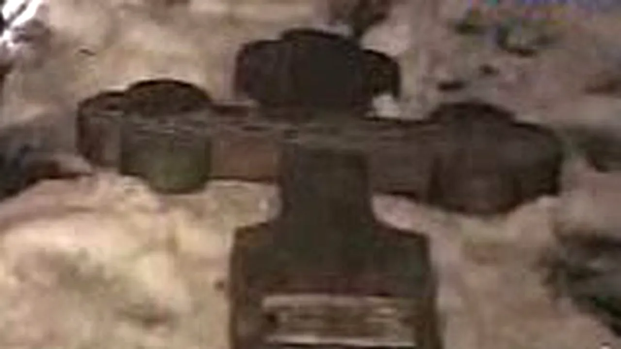Hunedoreni cercetaţi după ce au smuls opt cruci dintr-un cimitir