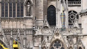 Ceremonie religioasă din Vinerea Mare a avut loc în Catedrala Notre-Dame pentru prima dată după incendiu