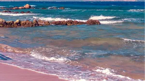 Plaja desemnată numărul 1 în Europa: nisip roz, apă turcoaz și o lagună prin care poți merge pe jos