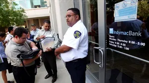 SUA vrea să ceară despăgubiri de peste un miliard dolari de la directorii mai multor bănci prăbuşite