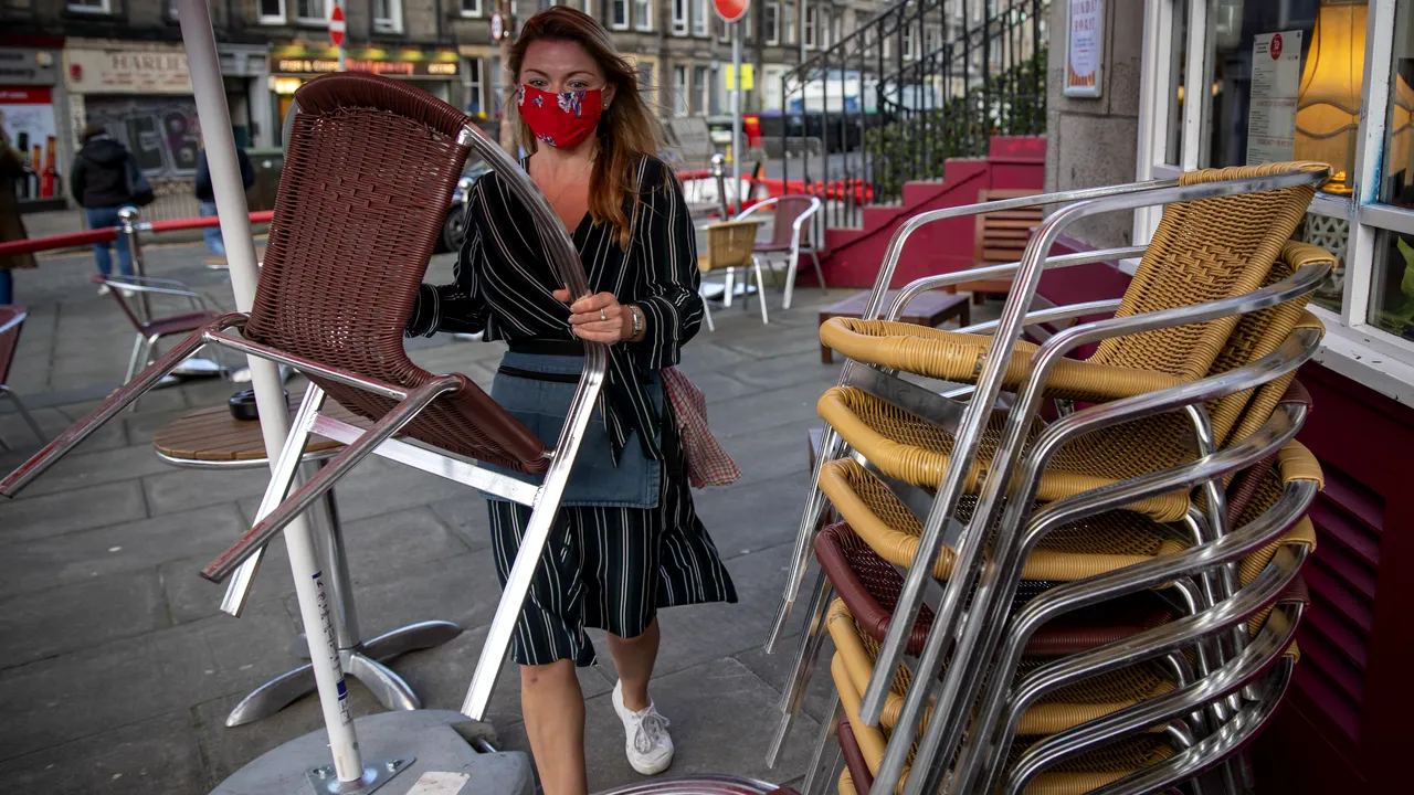 Restaurantele şi barurile din Europa se închid, unul câte unul. Unii experţi pun la îndoială eficienţa măsurii împotriva răspândirii COVID-19