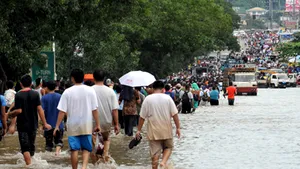 Cel puţin 240 de morţi în urma furtunii tropicale din Filipine