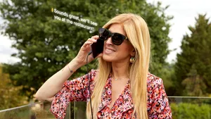 Ochelari inteligenţi care transformă conversaţiile din viaţa reală în texte traduse în diferite limbi. Aplicaţia este disponibilă în Google Play Store