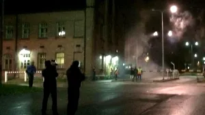 Azilanţi primiţi în Finlanda cu pietre şi artificii şi de un bărbat purtând ţinuta Ku Klux Klan - FOTO