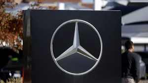 Directorul Mercedes-Benz susţine că decuplarea industriei germane de China ar fi 