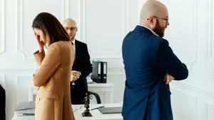 Cum îți influențează AI relațiile personale și profesionale: „Riscăm să ne pierdem propria voce”