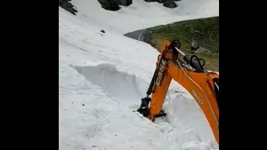 Lucrări de deszăpezire pe Transfăgărăşan, cu trei săptămâni înainte de deschidere - VIDEO