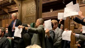 Imagini fără precedent în Parlamentul britanic. Protest faţă de suspendarea activităţii Legislativului de la Londra: „Ruşine”