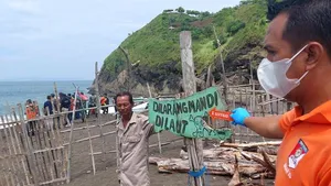 Un val uriaş care a lovit o plajă în timpul unui ritual a făcut 11 morţi

