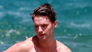 Patrick Schwarzenegger, la plajă alături de iubita sa. Imagini cu fiul lui Arnold Schwarzenegger - FOTO
