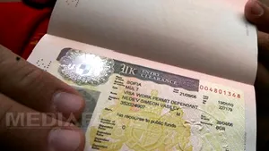 MAE: Studenţii şi muncitorii români din Regatul Unit au dificultăţi majore din cauza birocraţiei