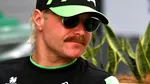 Un pilot de Formula 1 a ales bicicleta în locul avionului între curse. Acum pedalează 350 de kilometri până la Singapore