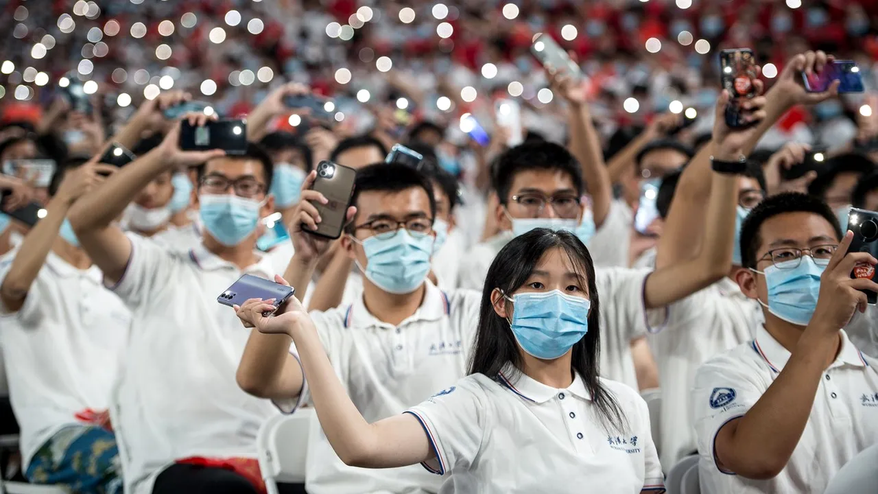 Imaginea care face cât o mie de cuvinte. Un milion de decese din cauza Covid-19 în lume: emoţia locuitorilor din Wuhan
