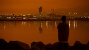 Cel puţin nouă persoane au murit până acum în urma incendiilor de pe coasta de vest a SUA

