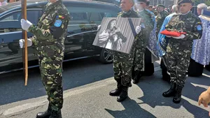Dumitru Fărcaş, condus pe ultimul drum de peste 500 de oameni în acorduri de taragot şi acordeon | FOTO, VIDEO