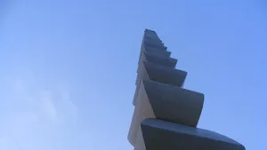 Trei turişti, amendaţi după noile reglementări impuse în cazul operelor lui Constantin Brâncuşi 