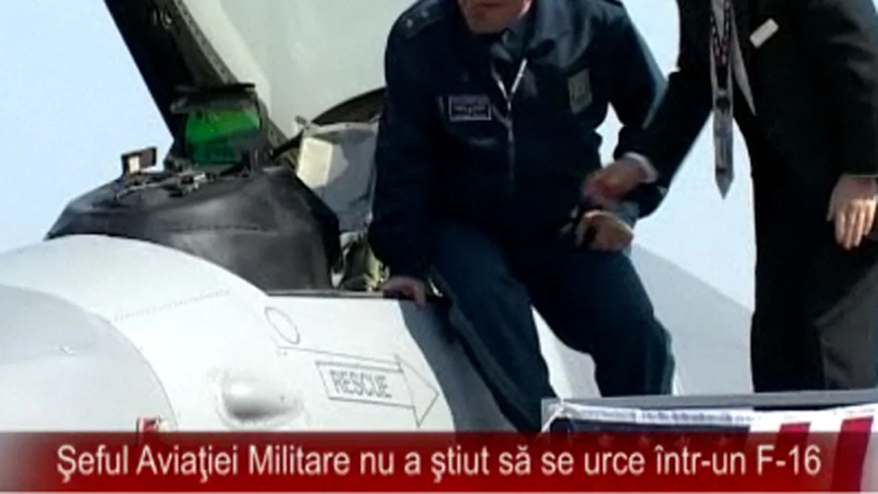 Şeful Aviaţiei Militare nu a ştiut să se urce într-un F-16 - VIDEO