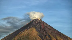 Peste 300 de familii au fost evacuate în Filipine din cauza căderilor de cenușă vulcanică
