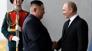 Putin i-a dăruit lui Kim Jong Un o maşină. Cadoul ar putea fi o încălcare a sancţiunilor ONU