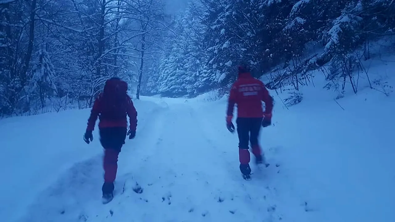 Salvamontiştii intervin pentru salvarea a doi turişti răniţi în Munţii Bucegi
