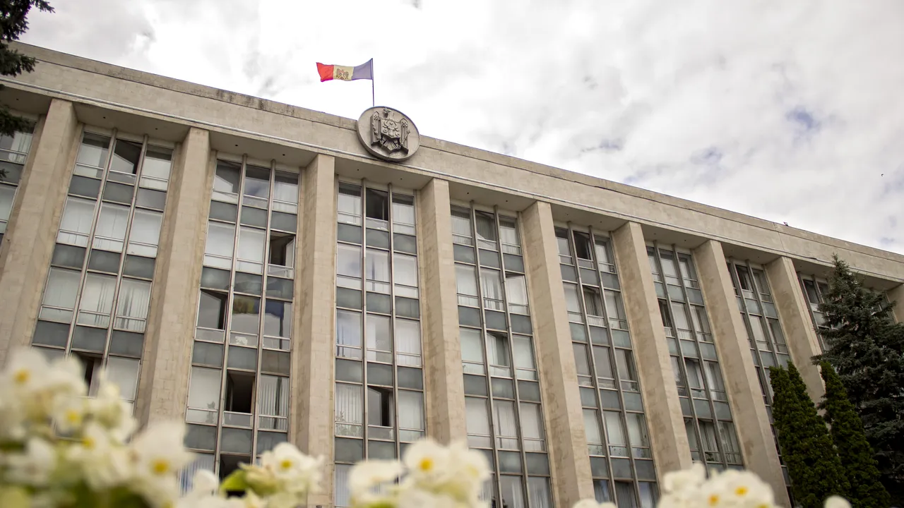 Procurorii anticorupţie de la Chişinău au reţinut patru persoane în urma percheziţiilor de la Guvern