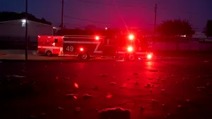 Explozie puternică, urmată de un incendiu, în oraşul american Houston: Flăcările s-au extins la locuinţele din apropiere - VIDEO