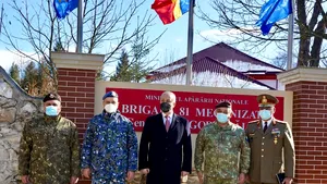 Vasile Dîncu a conferit Emblema de Onoare a Armatei României urmaşilor a doi militari căzuţi în Afganistan