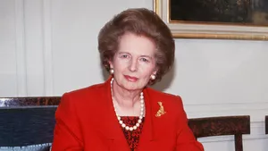 Un sărut de la Margaret Thatcher: Un şerveţel cu urmele rujului 