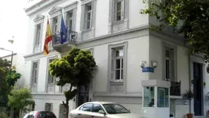 FOTO | Instituţie luată cu asalt. Mai mulţi manifestanţi au pătruns în ambasada Spaniei din Atena. Ce mesaj au vrut să transmită