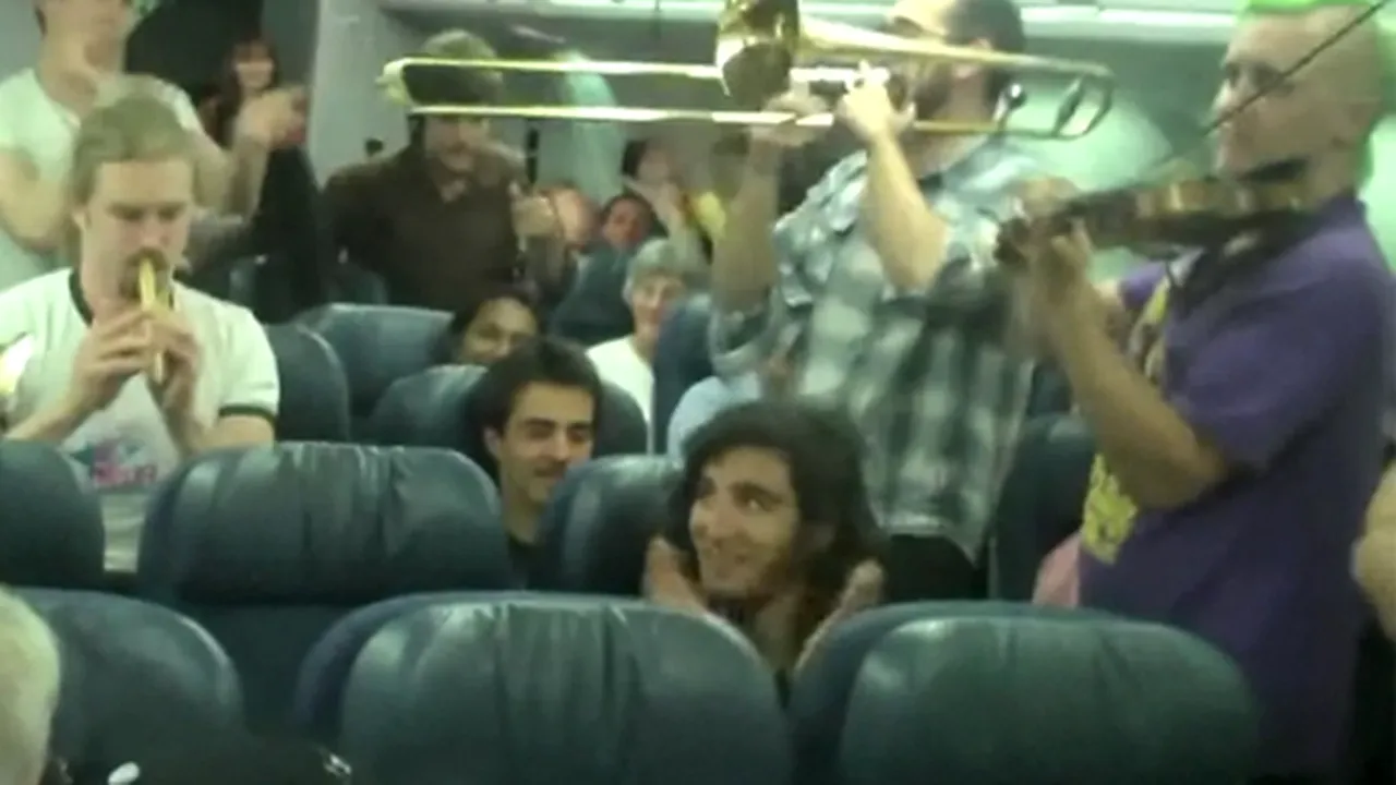 În drum spre România, o formaţie a început să cânte în avion. Cum au primit pasagerii ritmurile balcanice - VIDEO