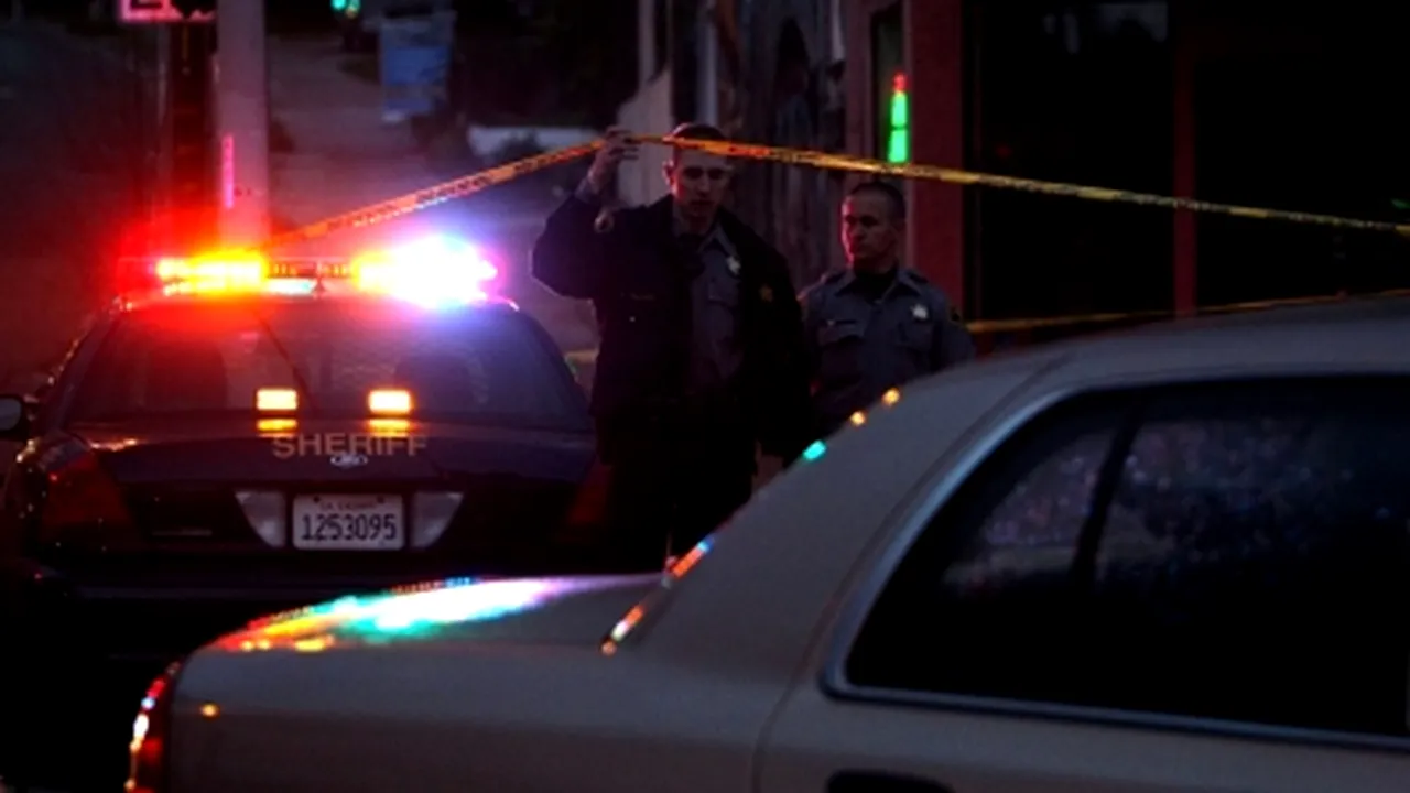 Trei agenţi de poliţie, împuşcaţi mortal pe o şosea din California (Video)