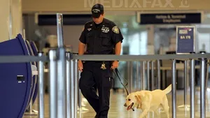 Doi vameşi de pe aeroportul John F. Kennedy s-au simţit rău după ce au deschis un colet suspect. Pachetul, testat pozitiv pentru VX, un gaz neurotoxic