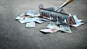 Dolarul explodează peste noapte şi sare de 4,92 lei, în timp ce euro îşi continuă creşterea. Leul pierde teren pe toate fronturile 