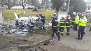 FOTO: Accident teribil. Doi tineri au murit după ce au intrat cu maşina în gardul unităţii militare din Bârlad
