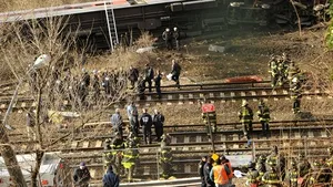 ACCIDENT feroviar la New York: Un tren de pasageri a deraiat. Cel puţin patru persoane au murit şi alte cel puţin 67 au fost rănite - FOTO