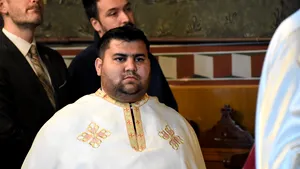 Premieră în ortodoxia din România: Slujbă în limbile română şi romani, oficiată de mitropolitul Clujului - GALERIE FOTO