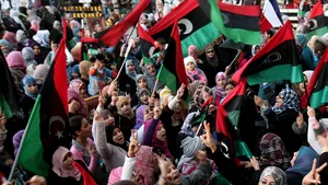 Manifestaţie împotriva NATO în Libia. Rebeli: De ce nu atacă forţele lui Kadhafi? De ce trage împotriva combatanţilor noştri pentru libertate?