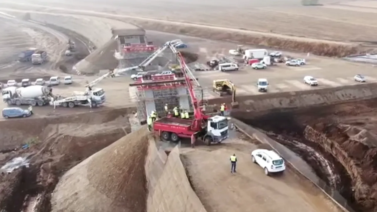 Autostrada Bucureştiului: Se toarnă beton pe infrastructura pasajului de la km 65