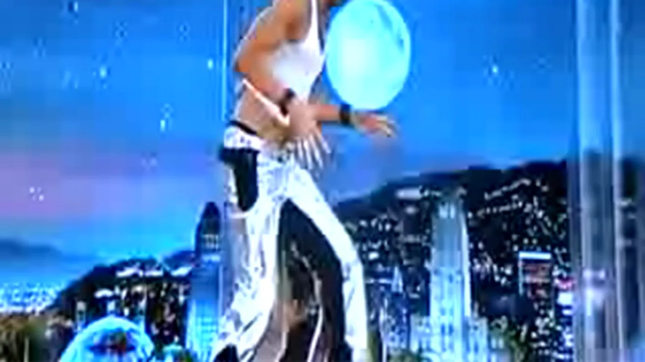 Sacha Baron Cohen a făcut striptease la 