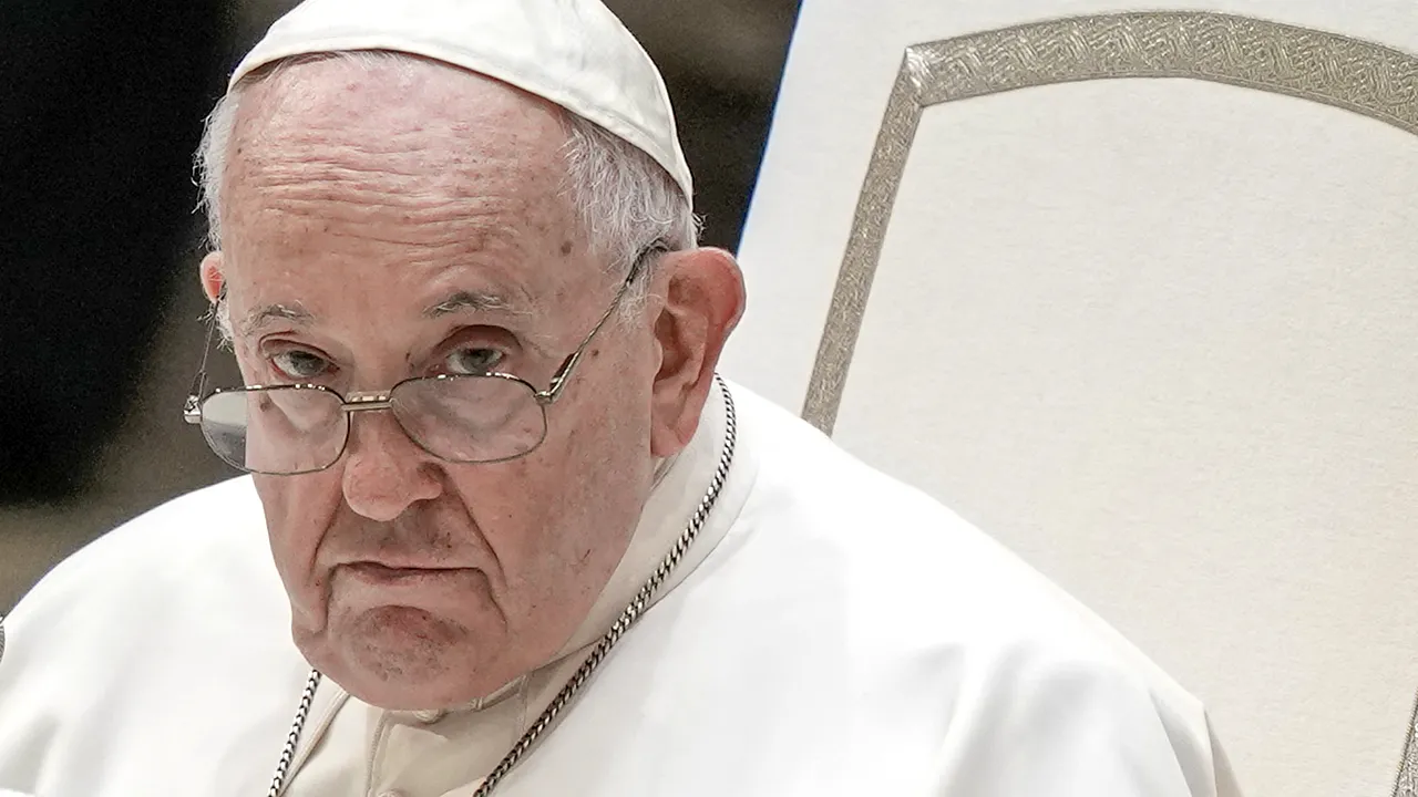 Papa Francisc avertizează asupra pericolelor de pe reţelele de socializare: relaţiile umane reduse la simpli algoritmi, propagandă, ură