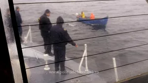 Doi pescari din Mangalia rătăciţi pe Marea Neagră au fost salvaţi de poliţiştii de frontieră constănţeni - FOTO