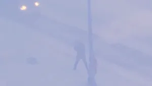 Vânt cu forța unui uragan „mătură” oamenii pe stradă. Condiții apocaliptice de iarnă în Anadîr, Chukotka, afectează rudele soldaților care luptă în Ucraina