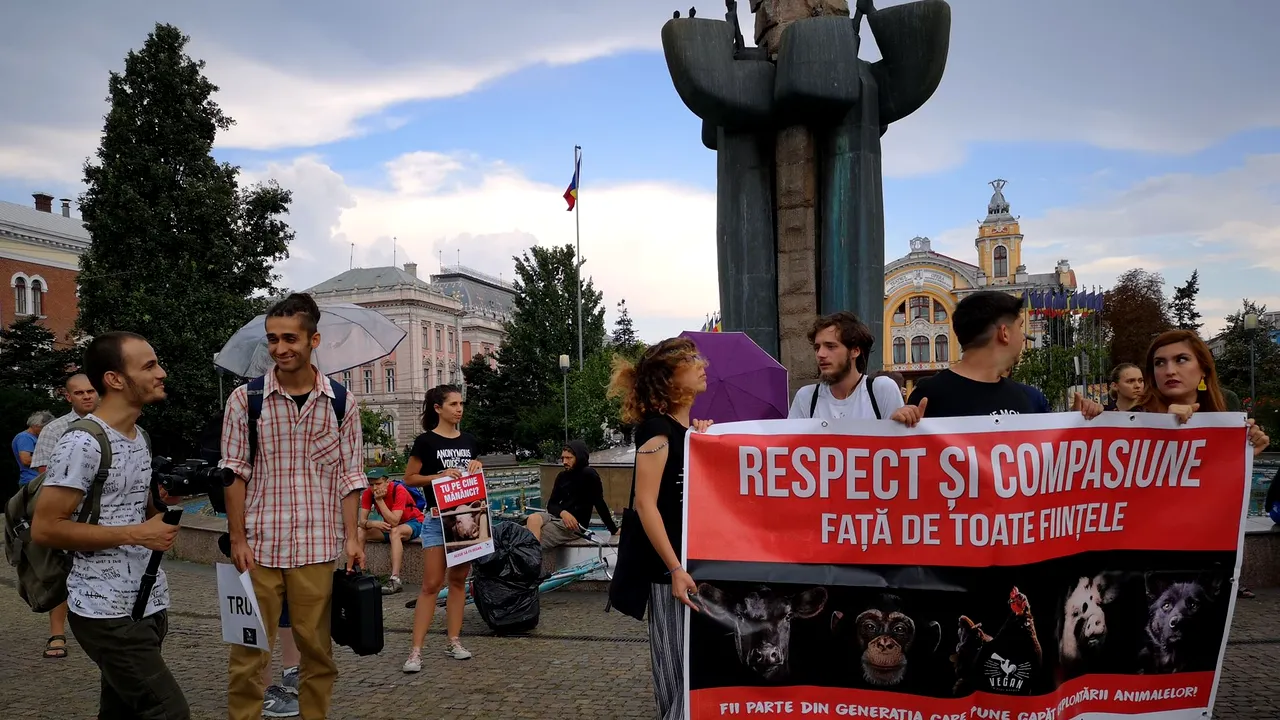 Marş al veganilor la Cluj-Napoca: „Foaie verde de şofran, ce bine-i să fii vegan”